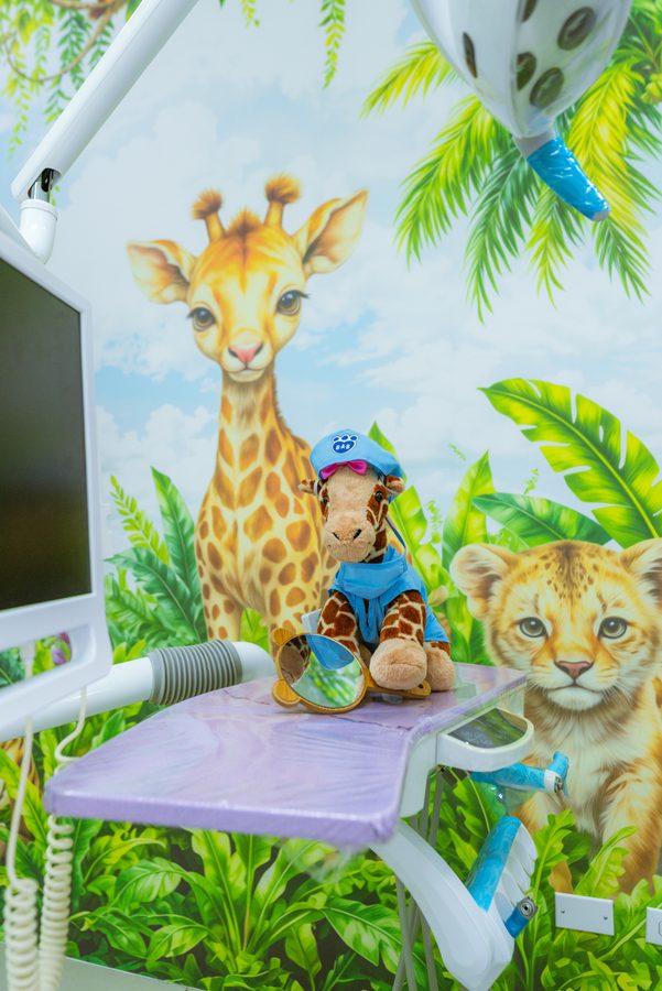 La jirafa del mural pintada junto al sillón dental